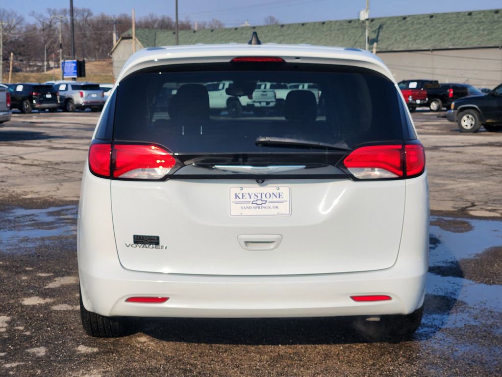 Used 2023 Chrysler Voyager LX image 6