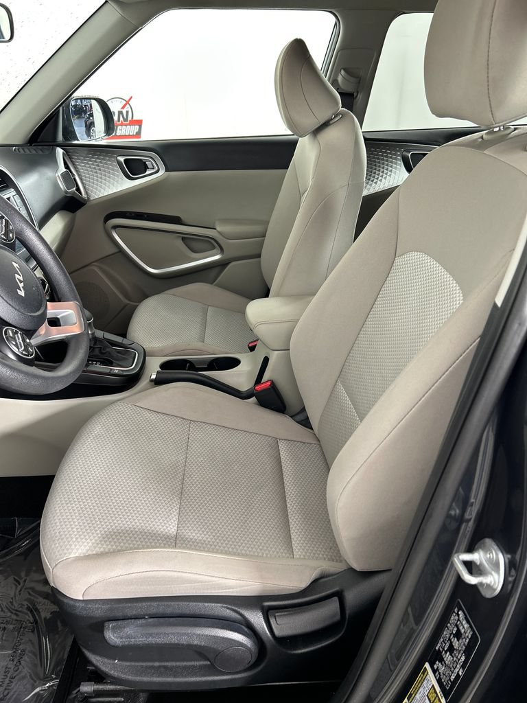 Used 2025 Kia Soul LX w/ LX Technology Package FWD image 12