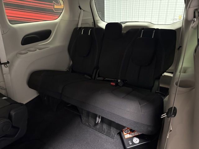 Used 2022 Chrysler Voyager LX FWD image 14