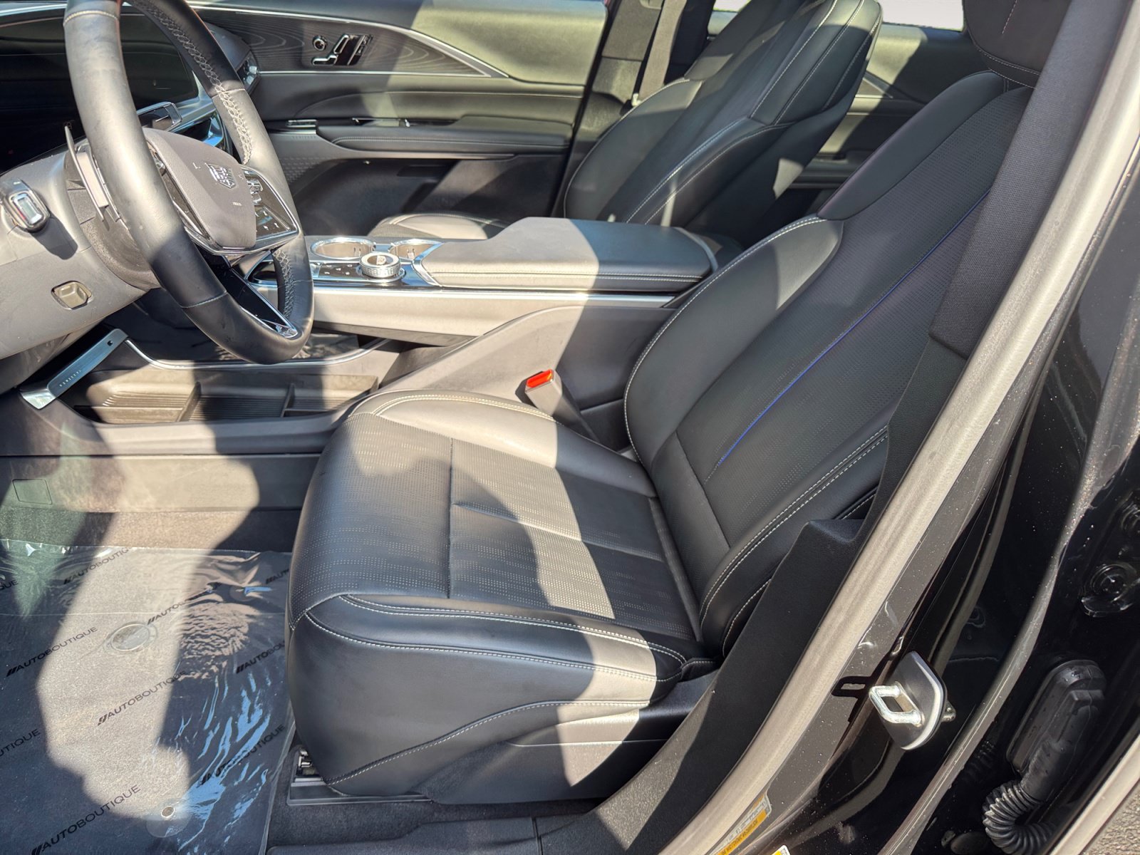 Used 2024 Cadillac Lyriq Luxury AWD/4WD image 9