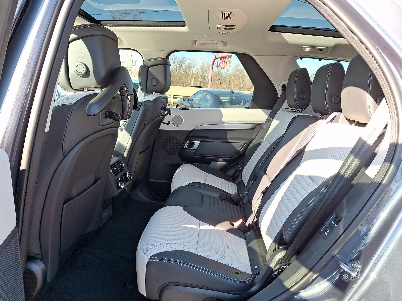 New 2026 Land Rover Discovery Limited Edition AWD/4WD image 5