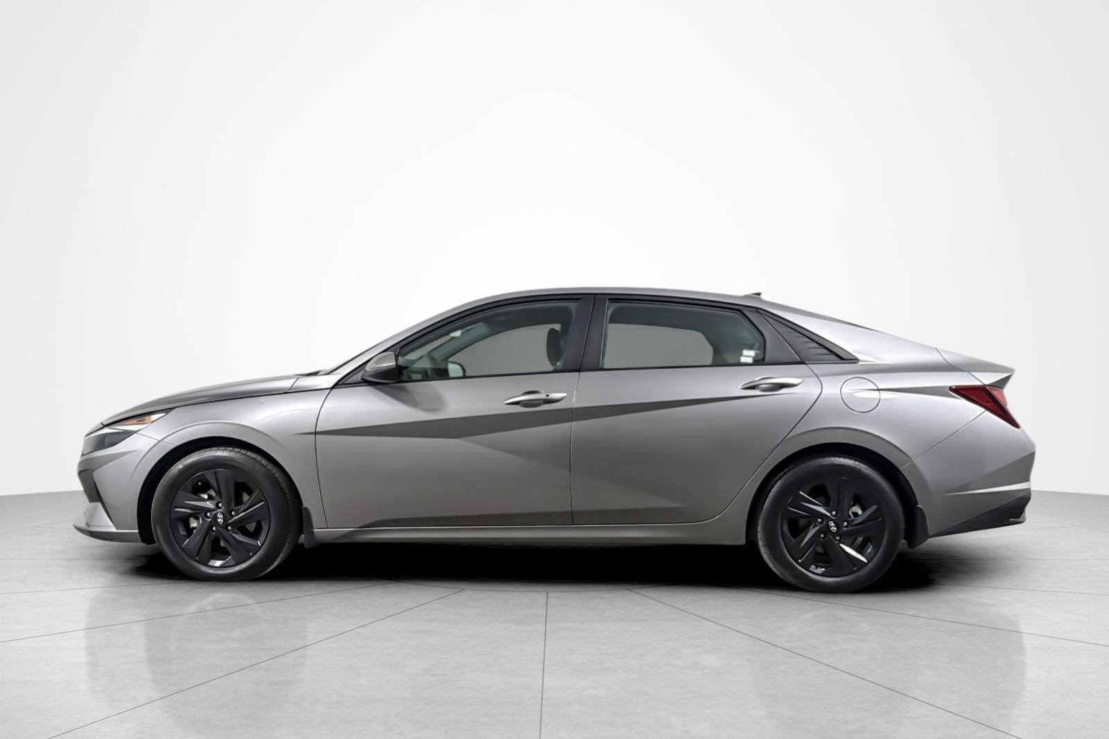Used 2023 Hyundai Elantra SEL FWD image 2