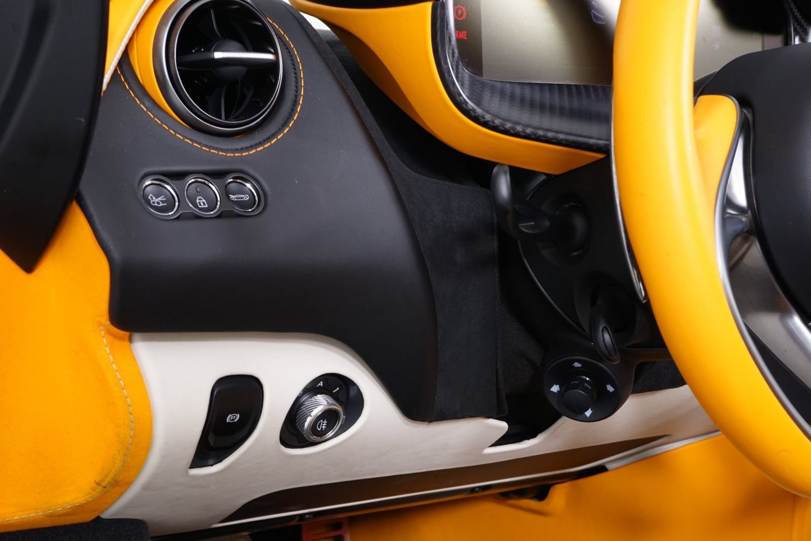 Used 2024 McLaren 750S Spider RWD image 26
