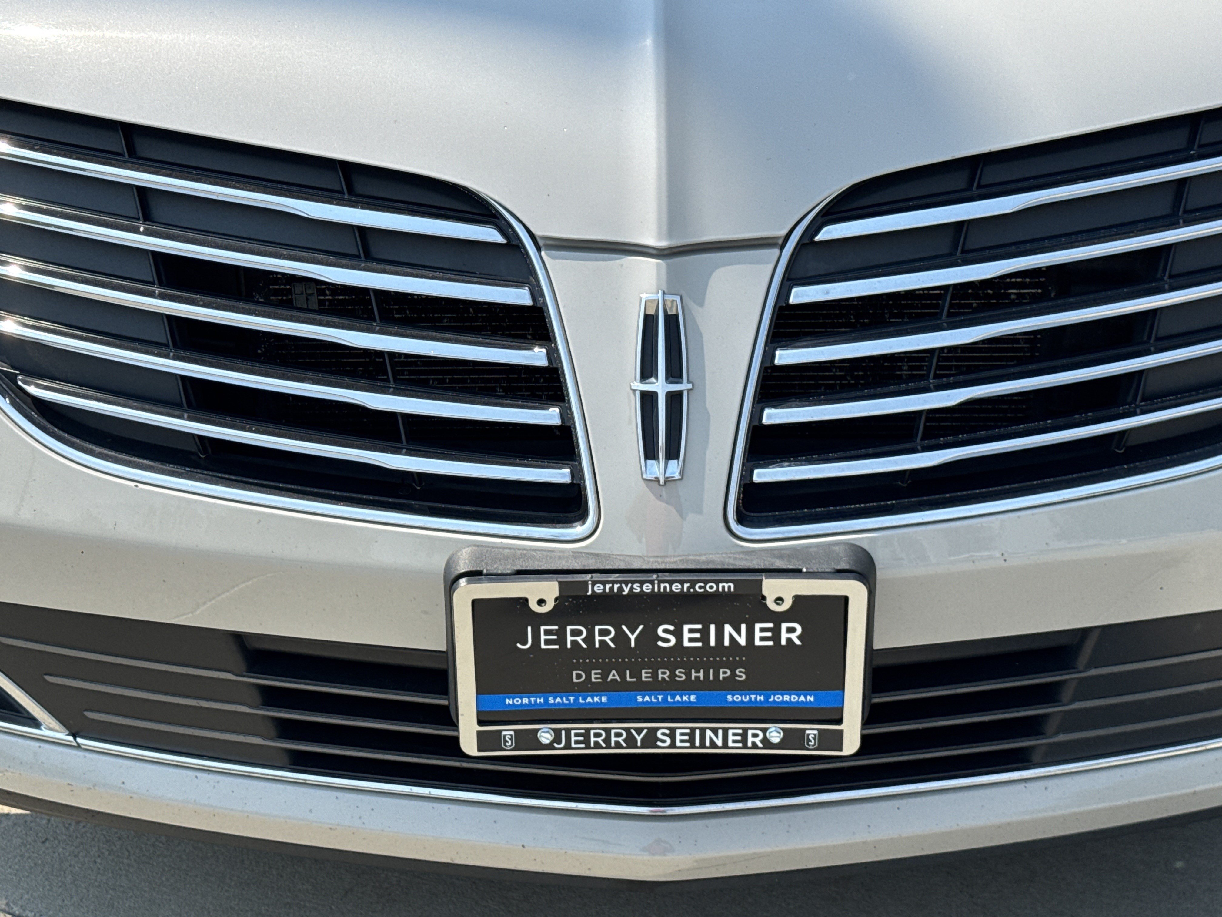 Used 2019 Lincoln MKT AWD image 11
