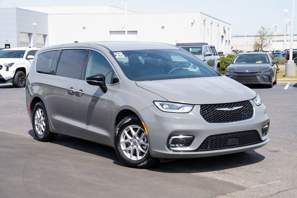 Used 2025 Chrysler Pacifica Select