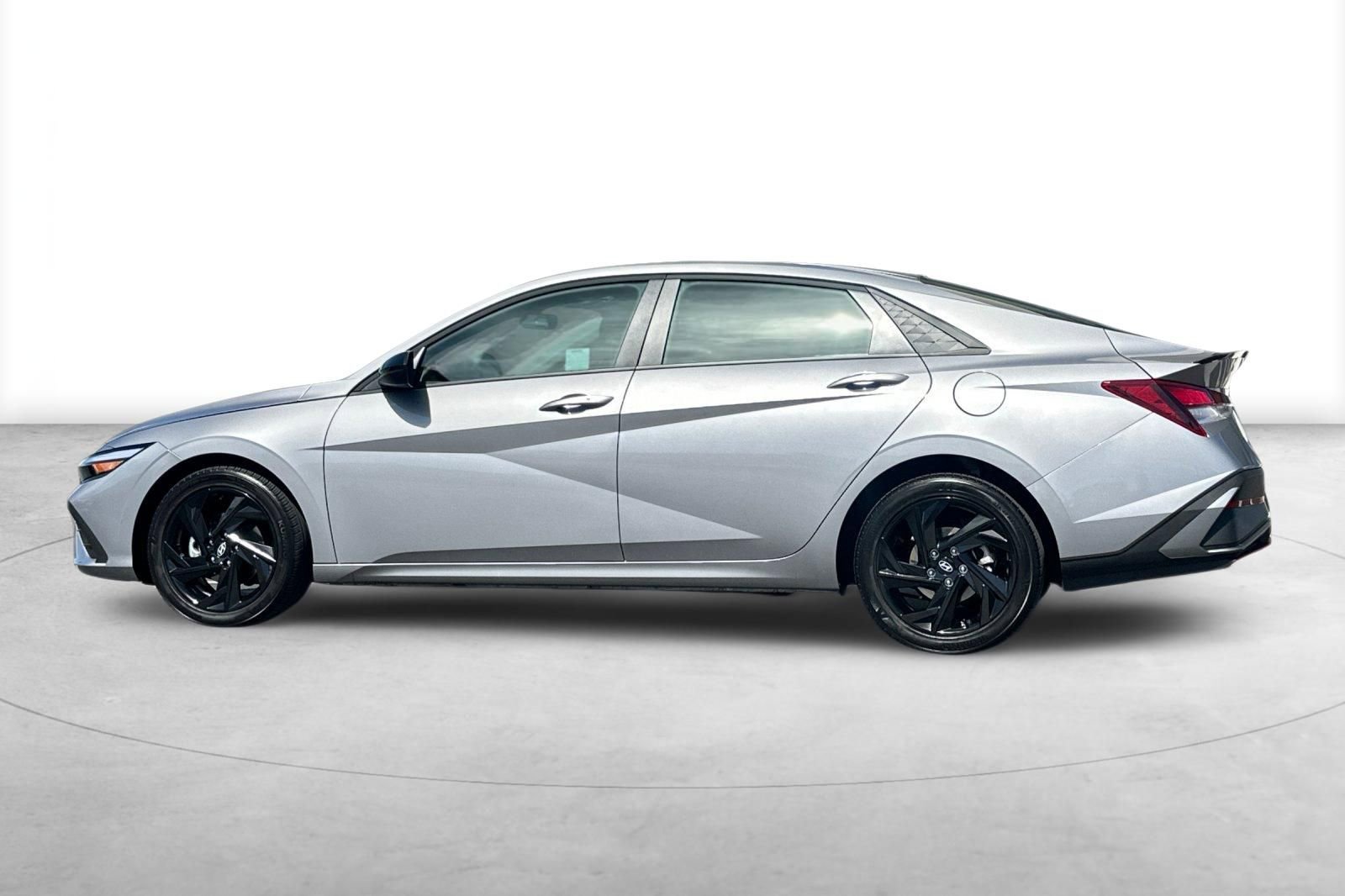 Used 2026 Hyundai Elantra Sport image 3