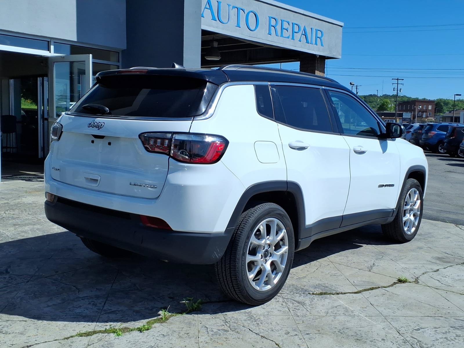 Used 2025 Jeep Compass Limited AWD/4WD image 3