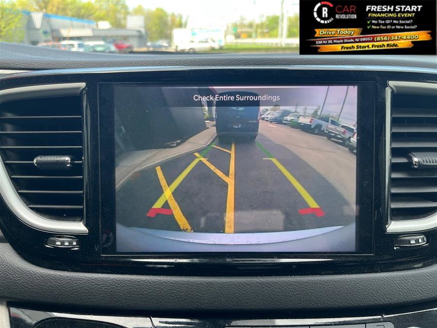 Used 2024 Chrysler Pacifica Touring-L image 21