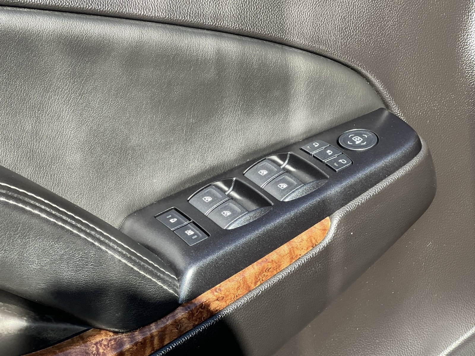 Used 2015 Chevrolet Suburban LTZ AWD/4WD image 14