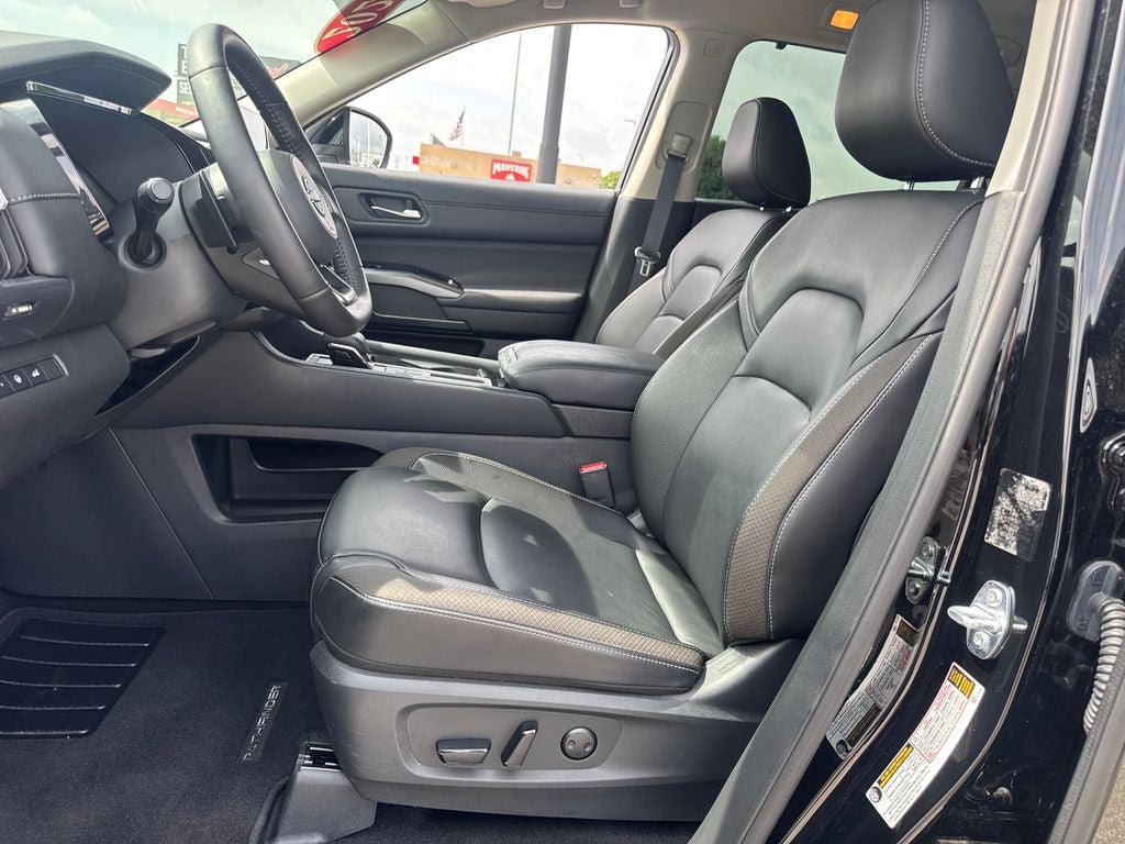 Used 2025 Nissan Pathfinder SL w/ Cargo Package FWD image 17