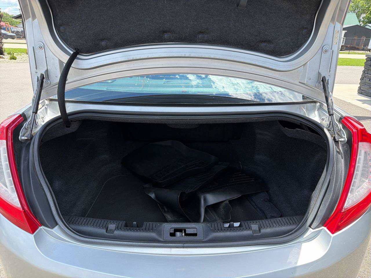 Used 2013 Lincoln MKS AWD image 17