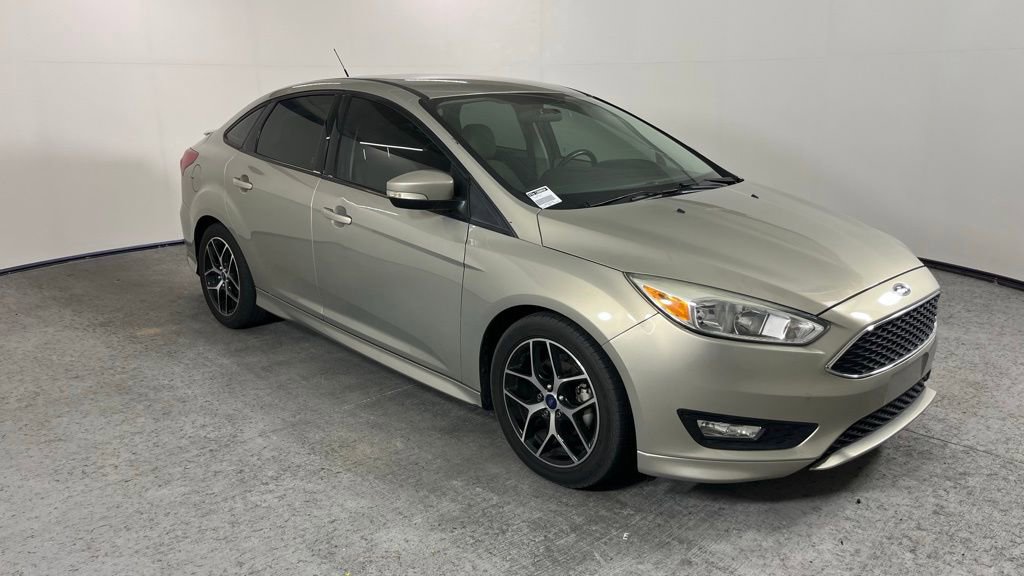 Used 2016 Ford Focus SE w/ SE Sport Package FWD image 12