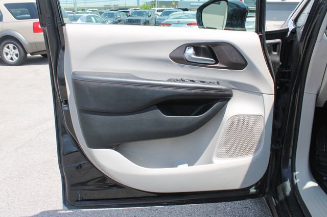 Used 2018 Chrysler Pacifica Touring-L Plus w/ Tire & Wheel Group FWD image 10
