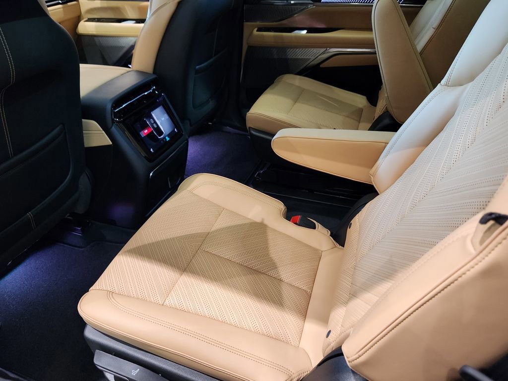 New 2025 Cadillac Escalade IQ Sport 2 w/ LPO, ONYX Package AWD/4WD image 9