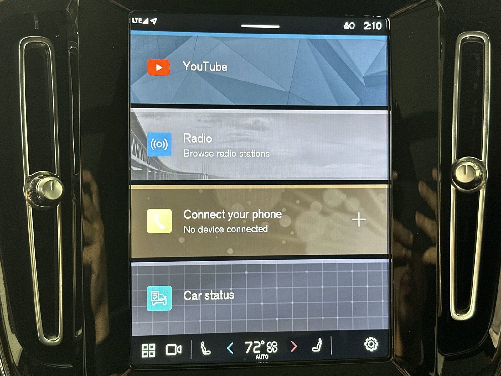 Used 2024 Volvo XC40 B5 Plus image 18