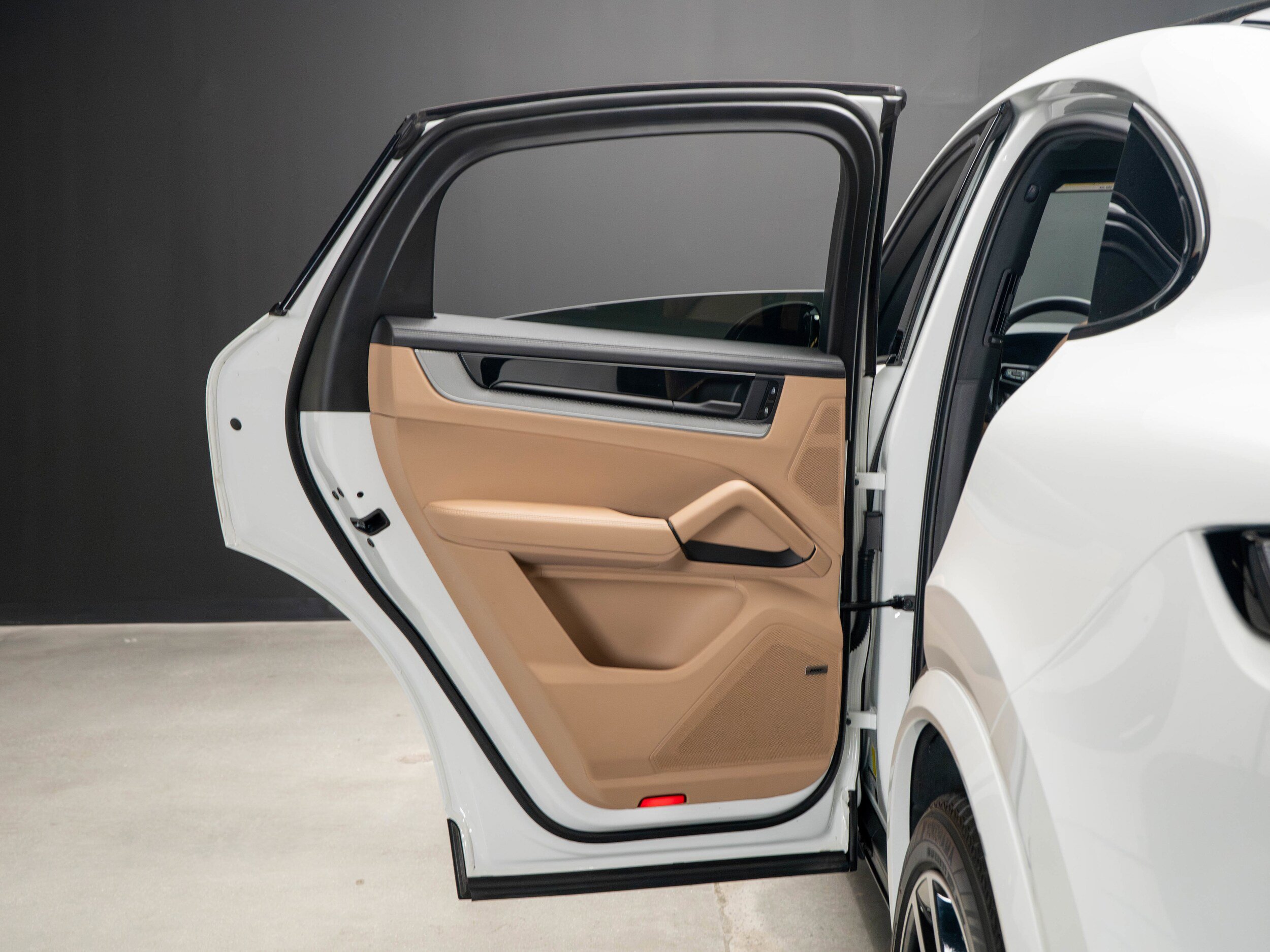 Certified 2024 Porsche Cayenne Coupe image 36