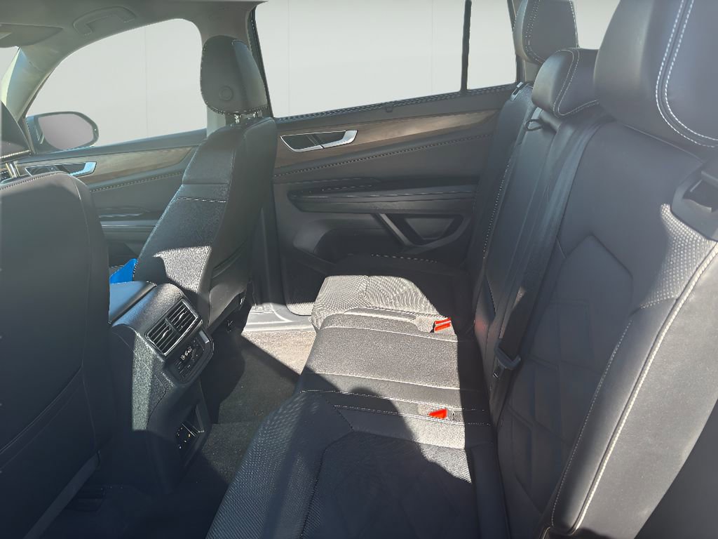 Used 2025 Volkswagen Atlas SE image 33