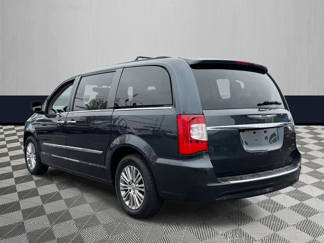 Used 2013 Chrysler Town & Country Touring-L w/ Driver Convenience Group FWD image 4