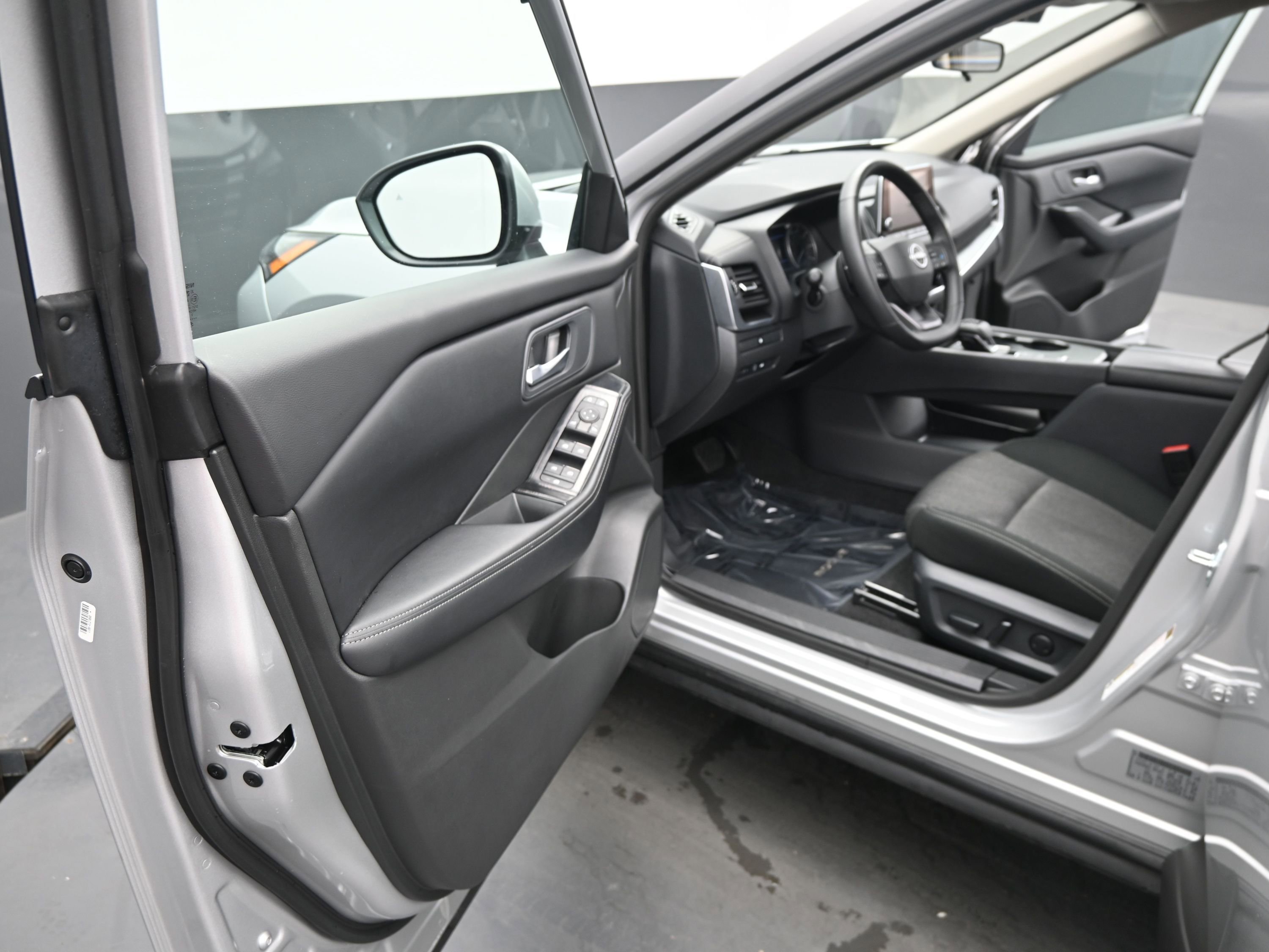 Used 2025 Nissan Rogue SV image 16