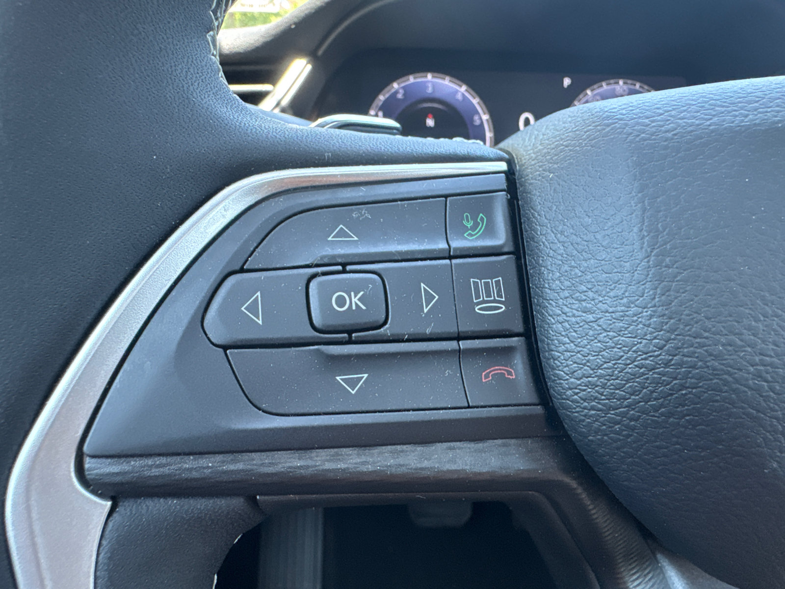 Used 2025 Jeep Grand Cherokee Laredo X RWD image 32