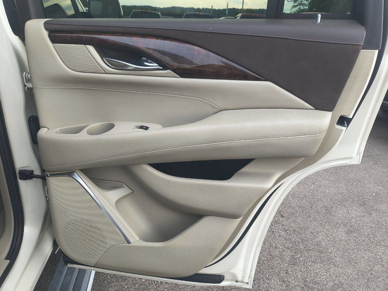 Used 2015 Cadillac Escalade Premium image 27