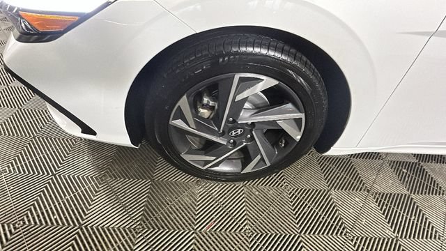 Used 2024 Hyundai Elantra Limited FWD image 9