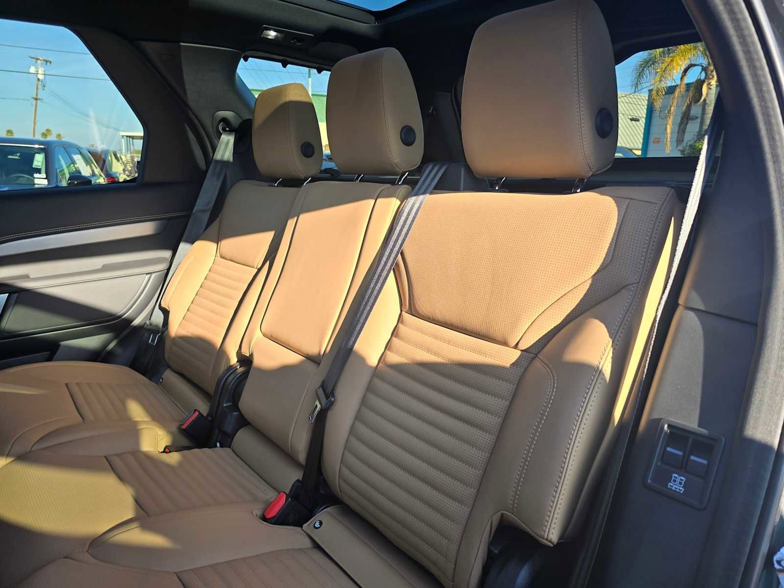 New 2025 Land Rover Discovery Dynamic SE image 17