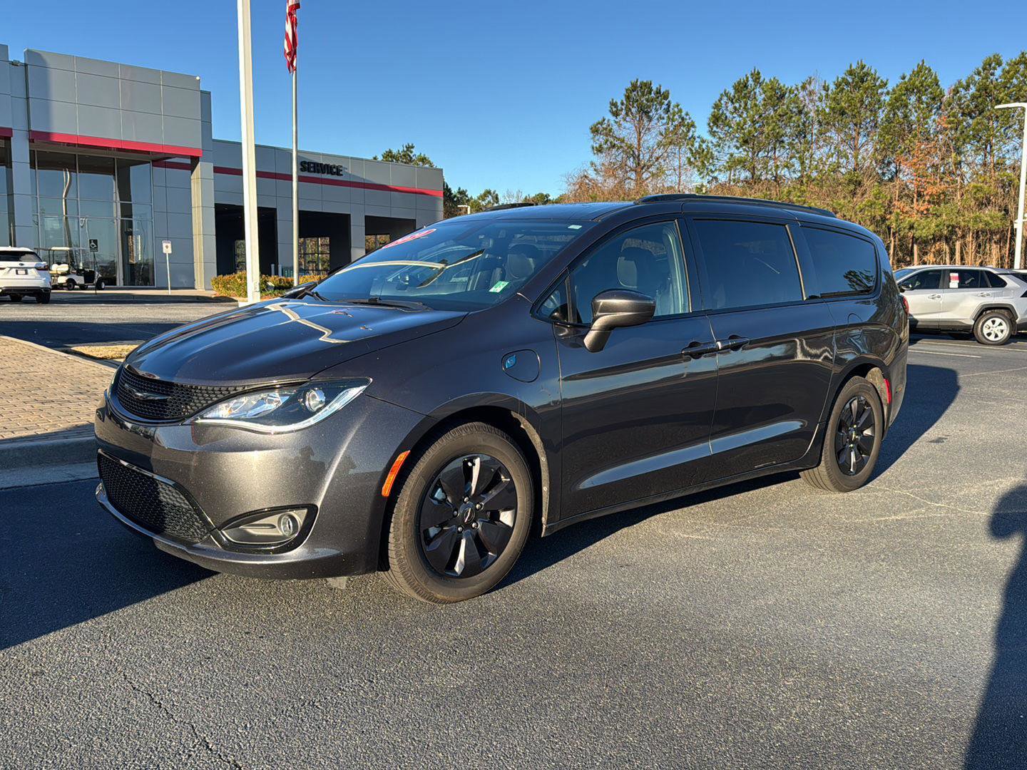 Used 2020 Chrysler Pacifica Touring-L w/ S Appearance Package image 2