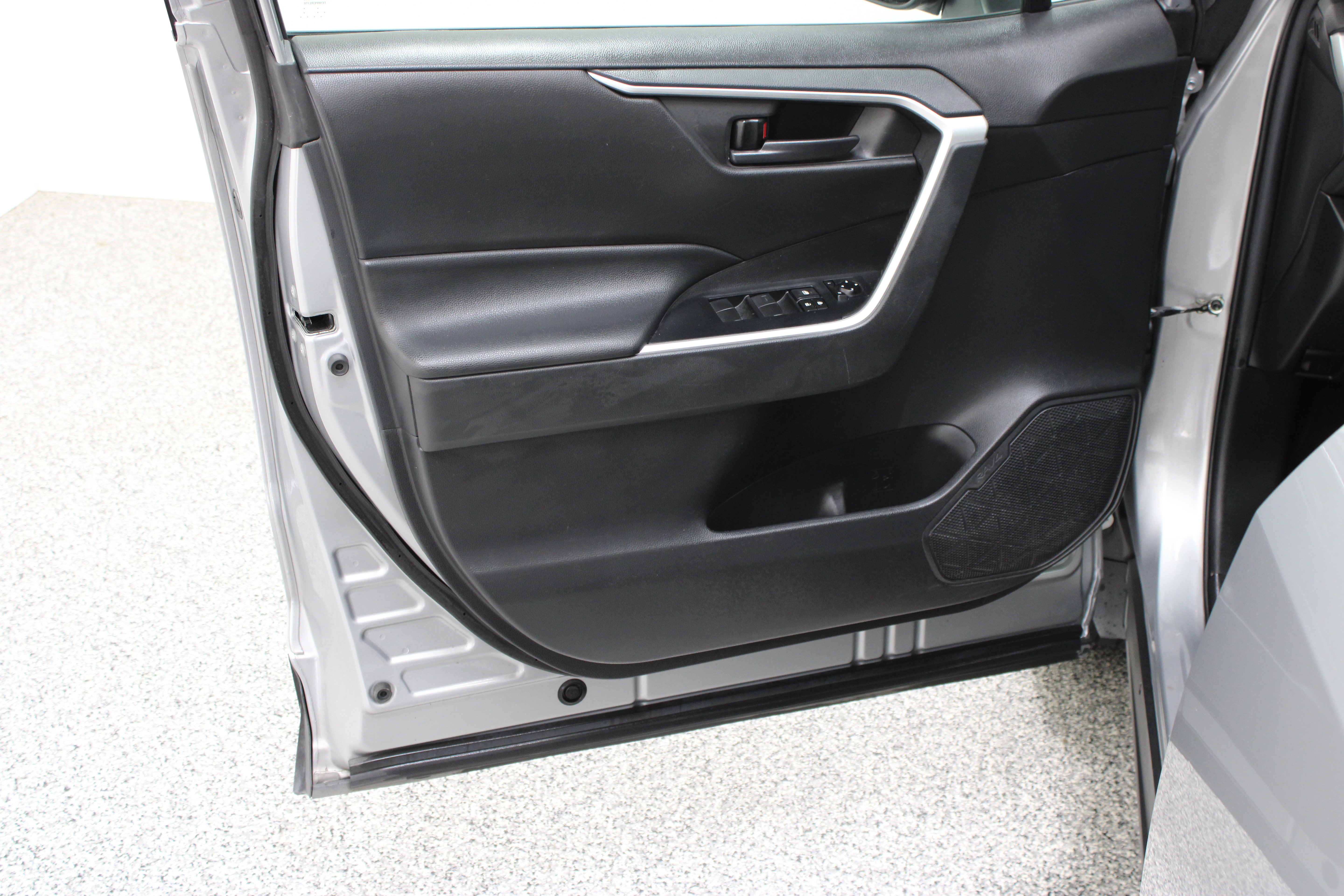 Used 2021 Toyota RAV4 LE FWD image 12