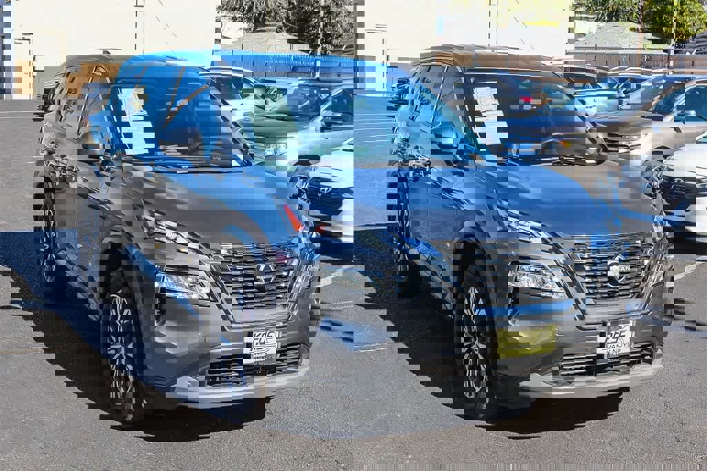 Used 2023 Nissan Rogue SV image 3