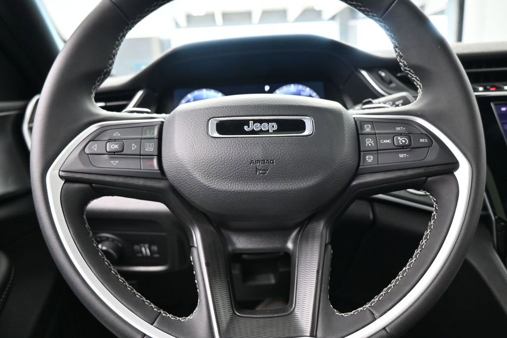 Used 2025 Jeep Grand Cherokee Laredo X RWD image 25
