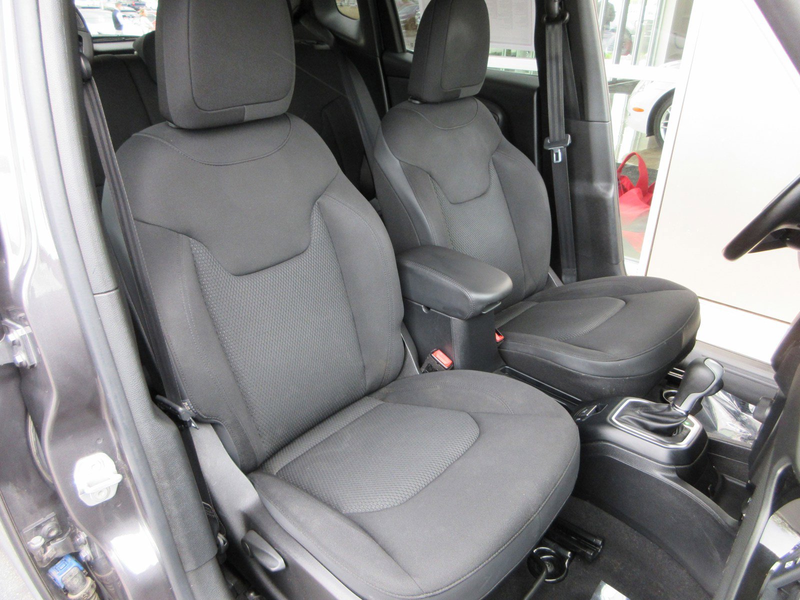 Used 2018 Jeep Renegade Altitude w/ UConnect 8.4 Nav Group FWD image 24