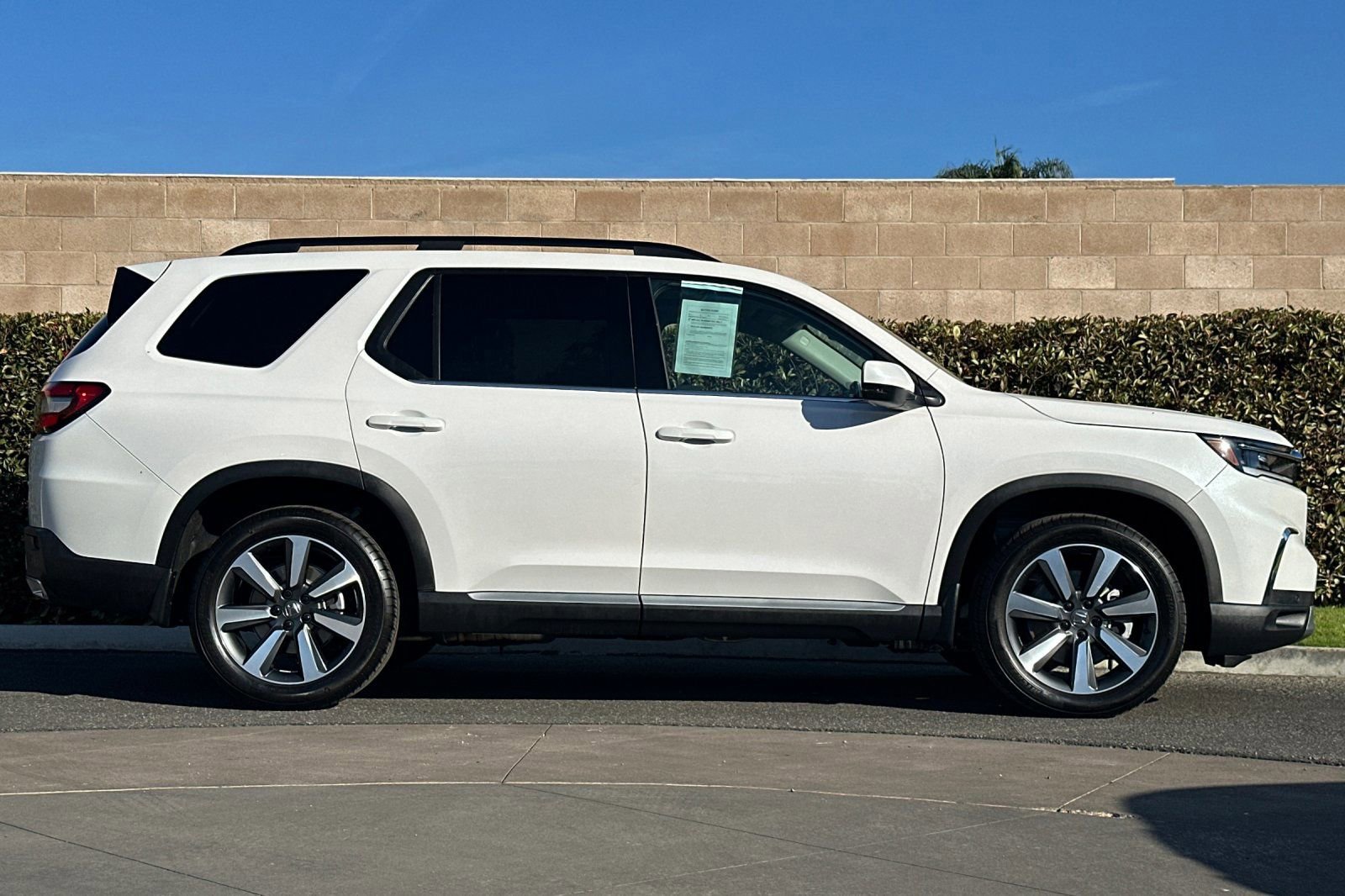 Used 2025 Honda Pilot Touring image 3