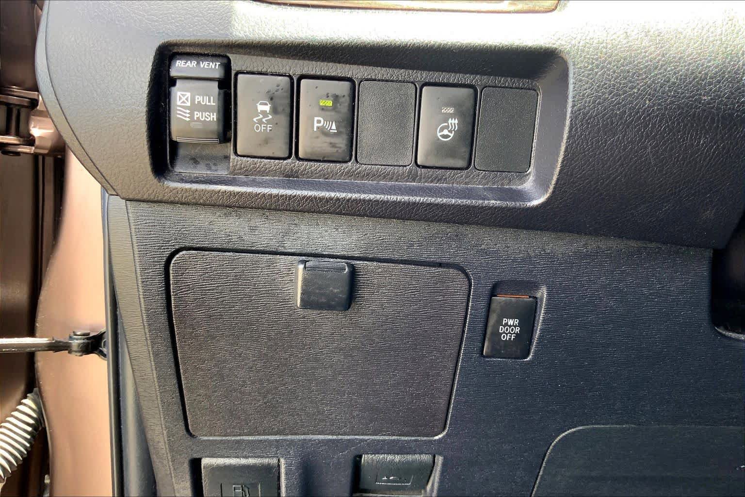 Used 2018 Toyota Sienna Limited FWD image 33