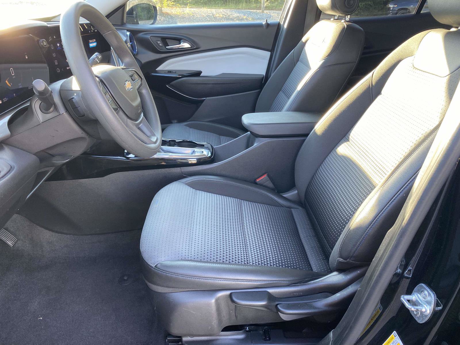 Used 2025 Chevrolet Trax LT FWD image 21