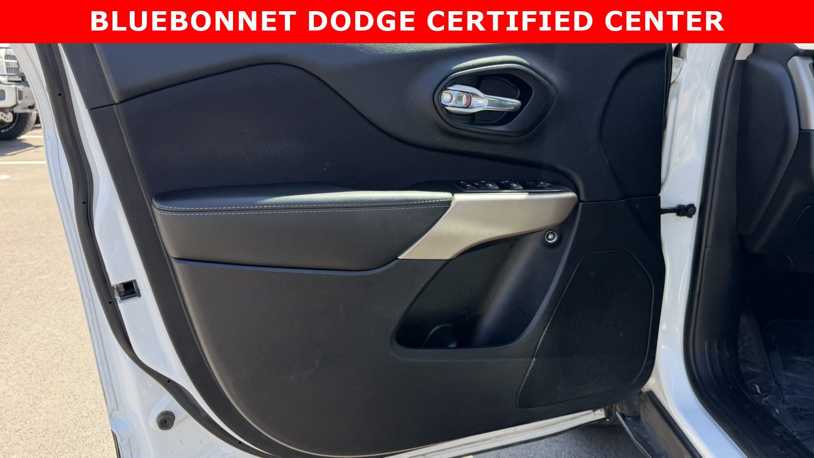 Used 2018 Jeep Cherokee Latitude FWD image 9
