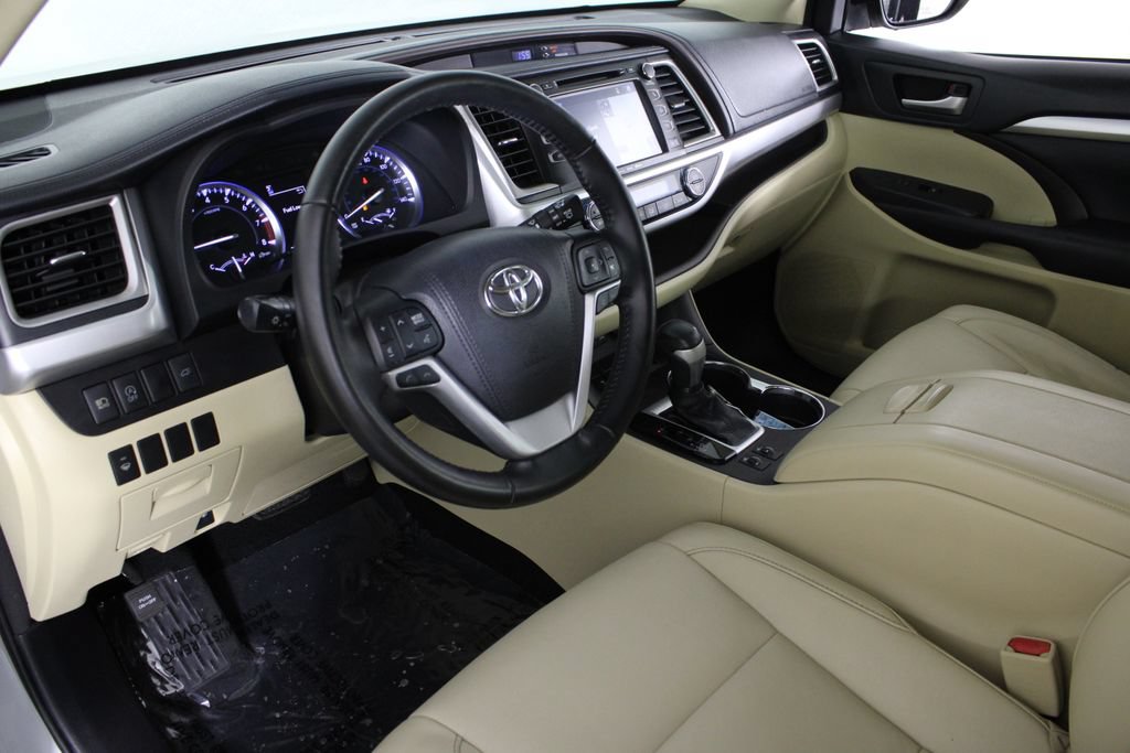 Used 2017 Toyota Highlander XLE FWD image 19