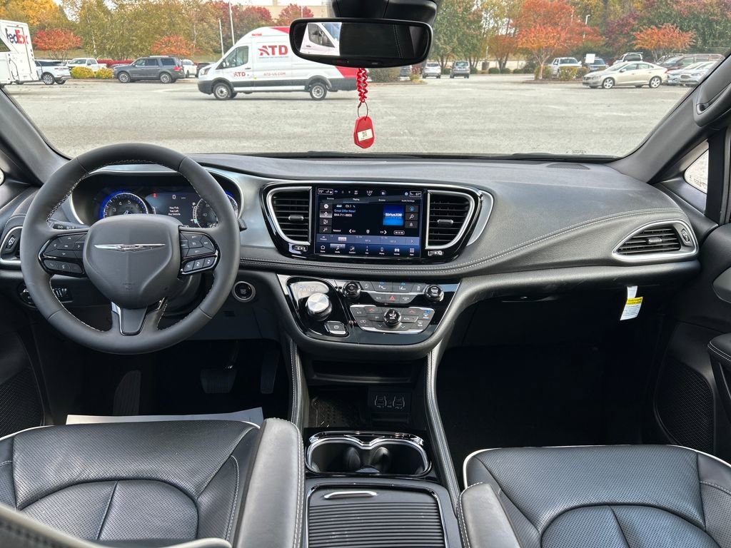 Used 2025 Chrysler Pacifica Limited image 12