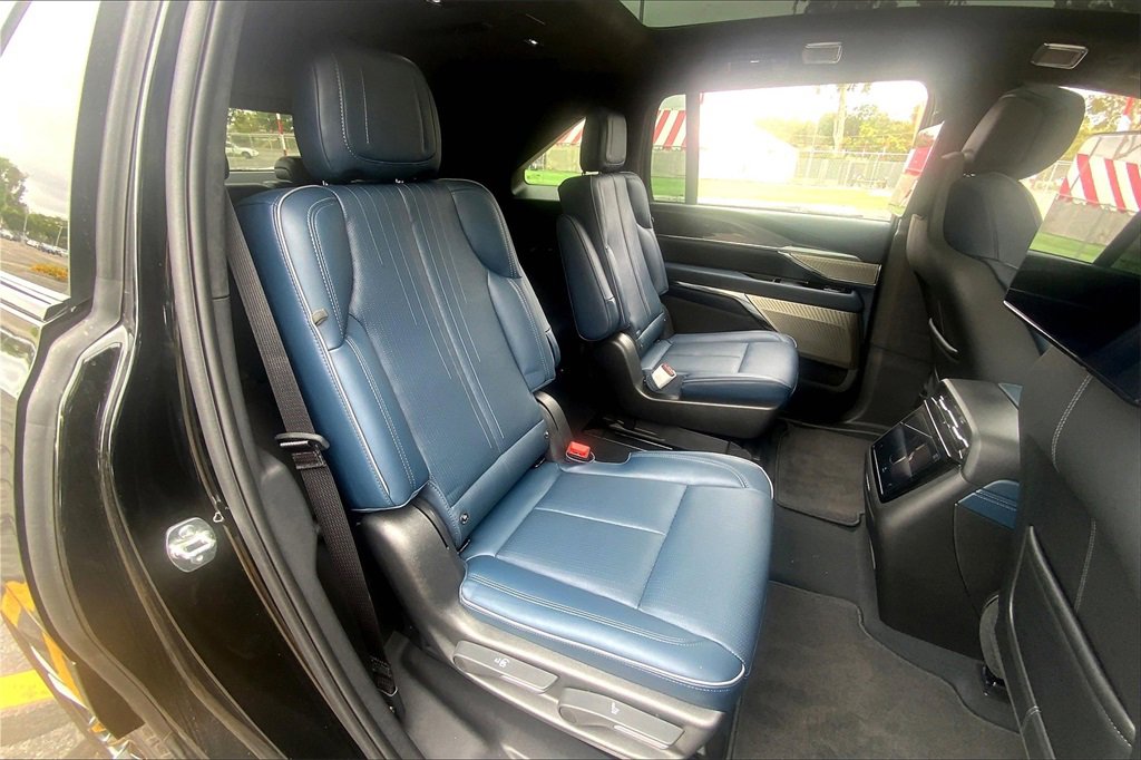 New 2026 Cadillac Escalade IQ Sport 2 w/ LPO, ONYX Package image 32