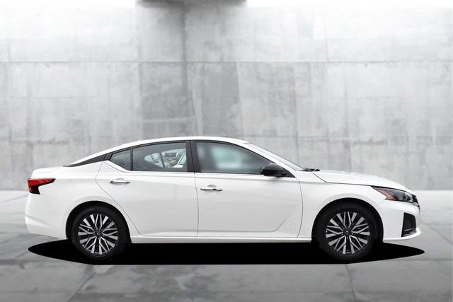 Certified 2025 Nissan Altima 2.5 SV image 5