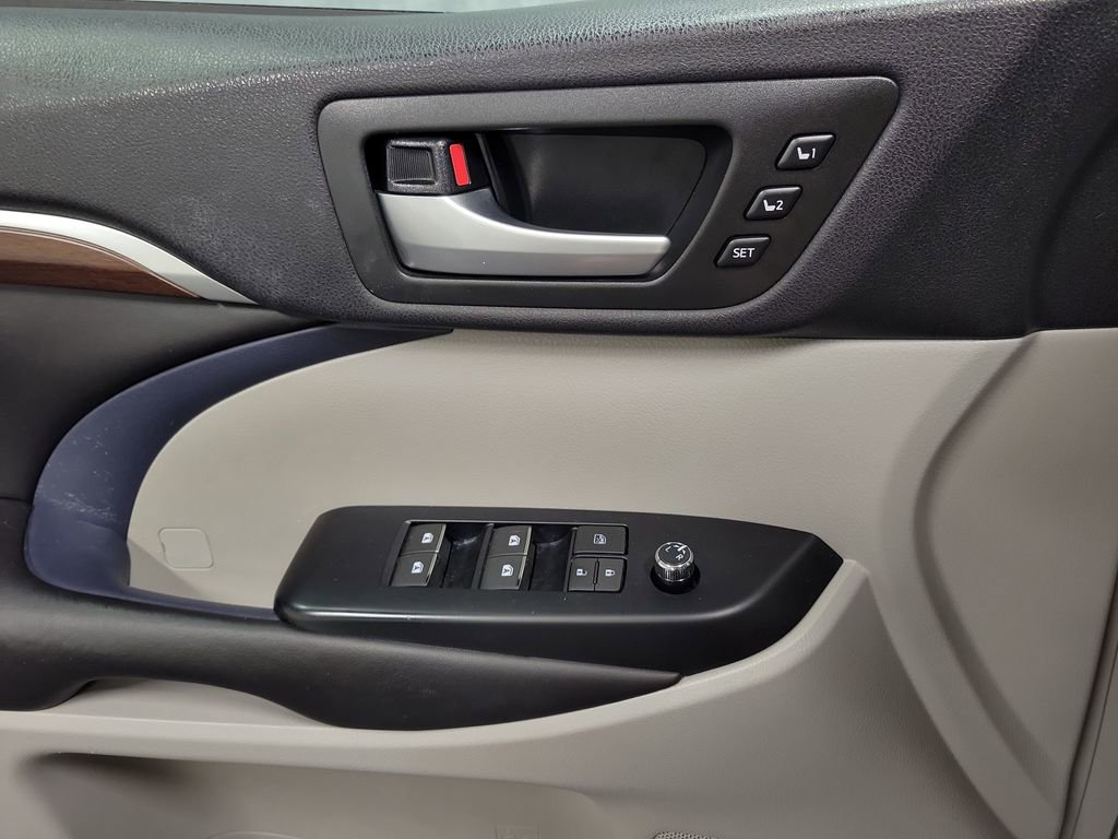 Used 2016 Toyota Highlander Limited image 21