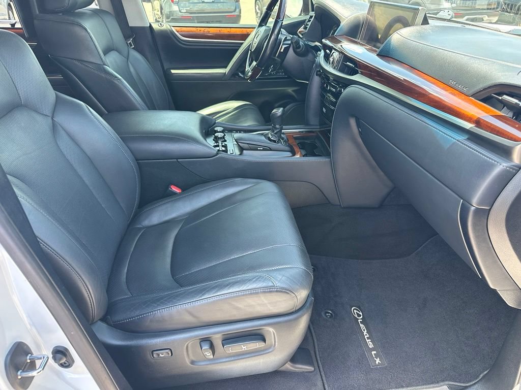 Used 2020 Lexus LX 570 4WD w/ Luxury Package image 46