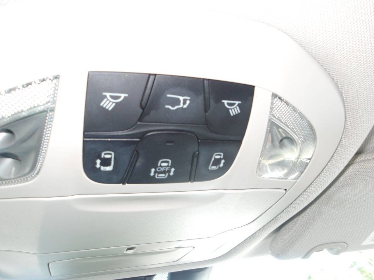 Used 2017 Chrysler Pacifica Touring-L FWD image 19
