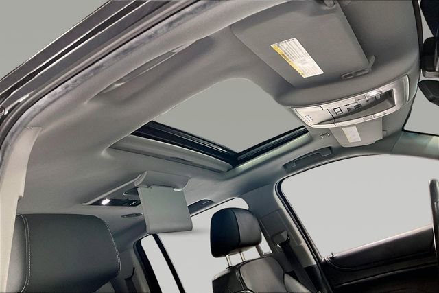 Used 2017 Chevrolet Suburban LT image 4