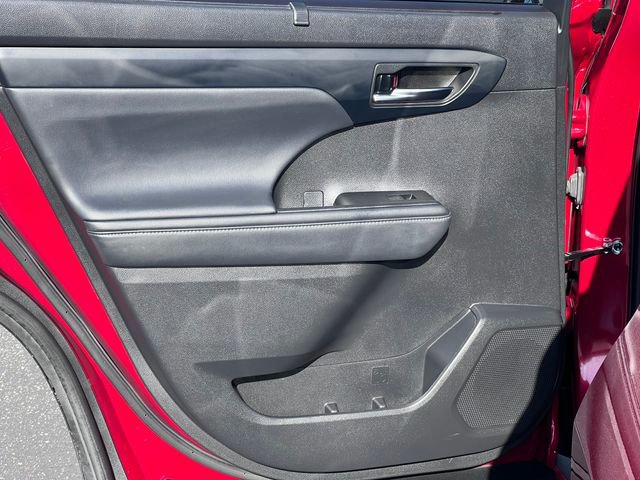 Used 2022 Toyota Highlander XLE AWD/4WD image 34