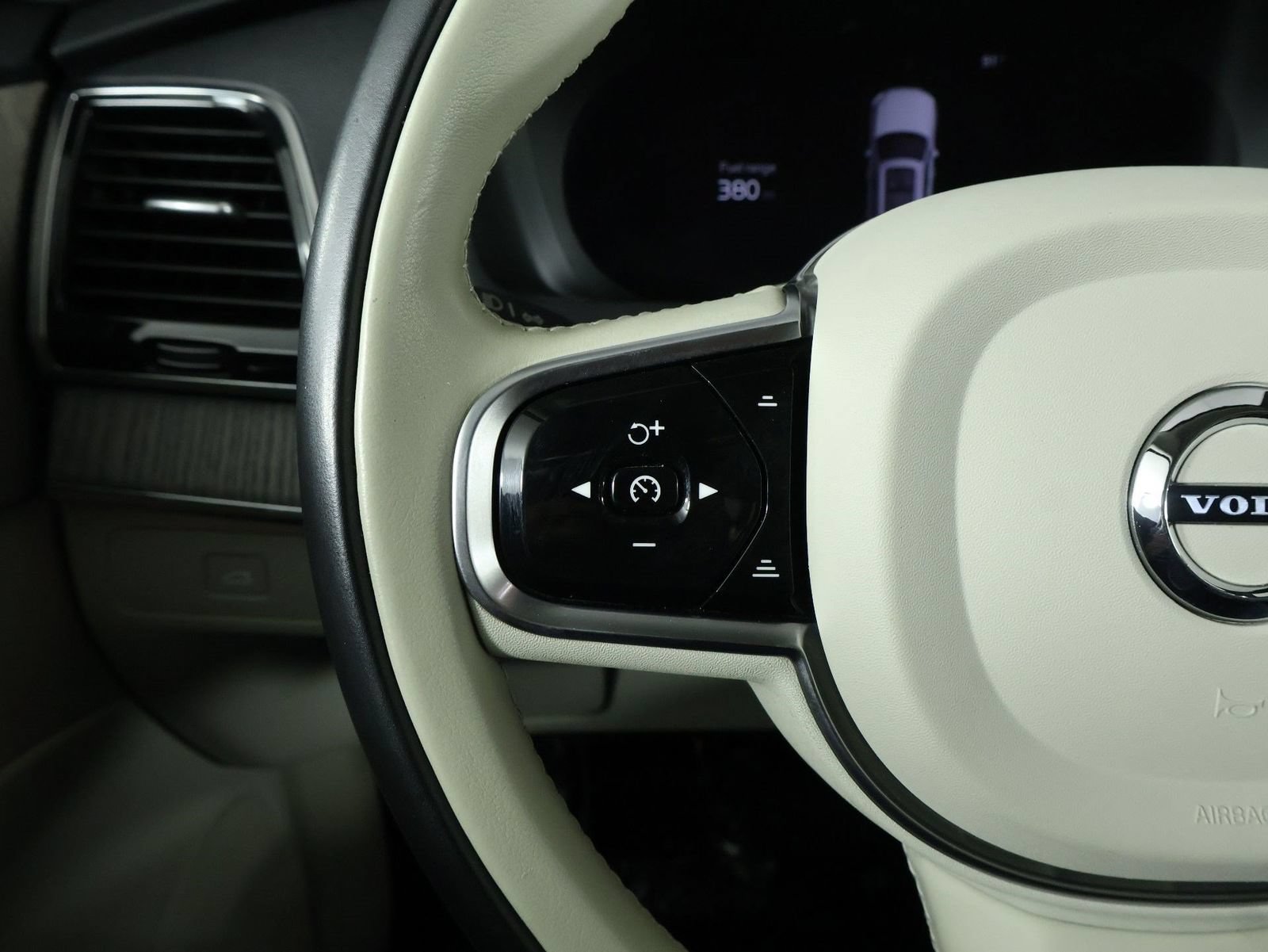 Certified 2023 Volvo XC90 B6 Plus w/ Protection Package Premier AWD/4WD image 10