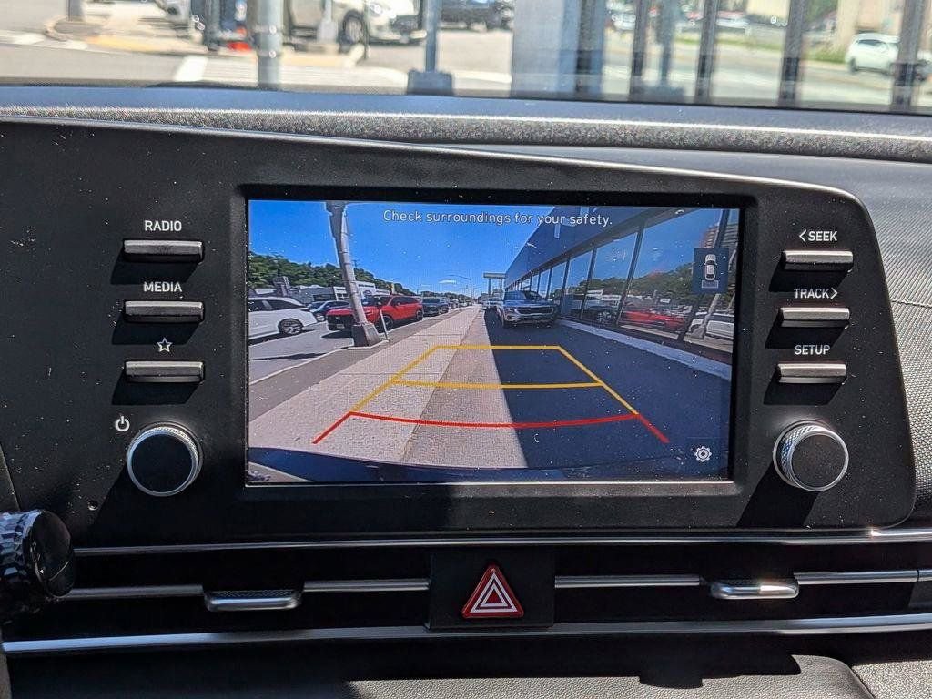 Used 2022 Hyundai Elantra SE FWD image 18