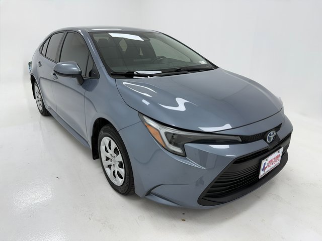 Used 2025 Toyota Corolla LE image 2