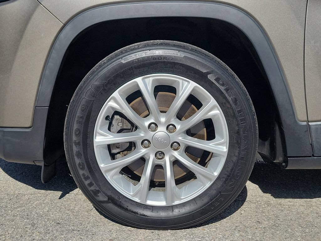 Used 2019 Jeep Cherokee Latitude w/ Popular Appearance Group FWD image 6