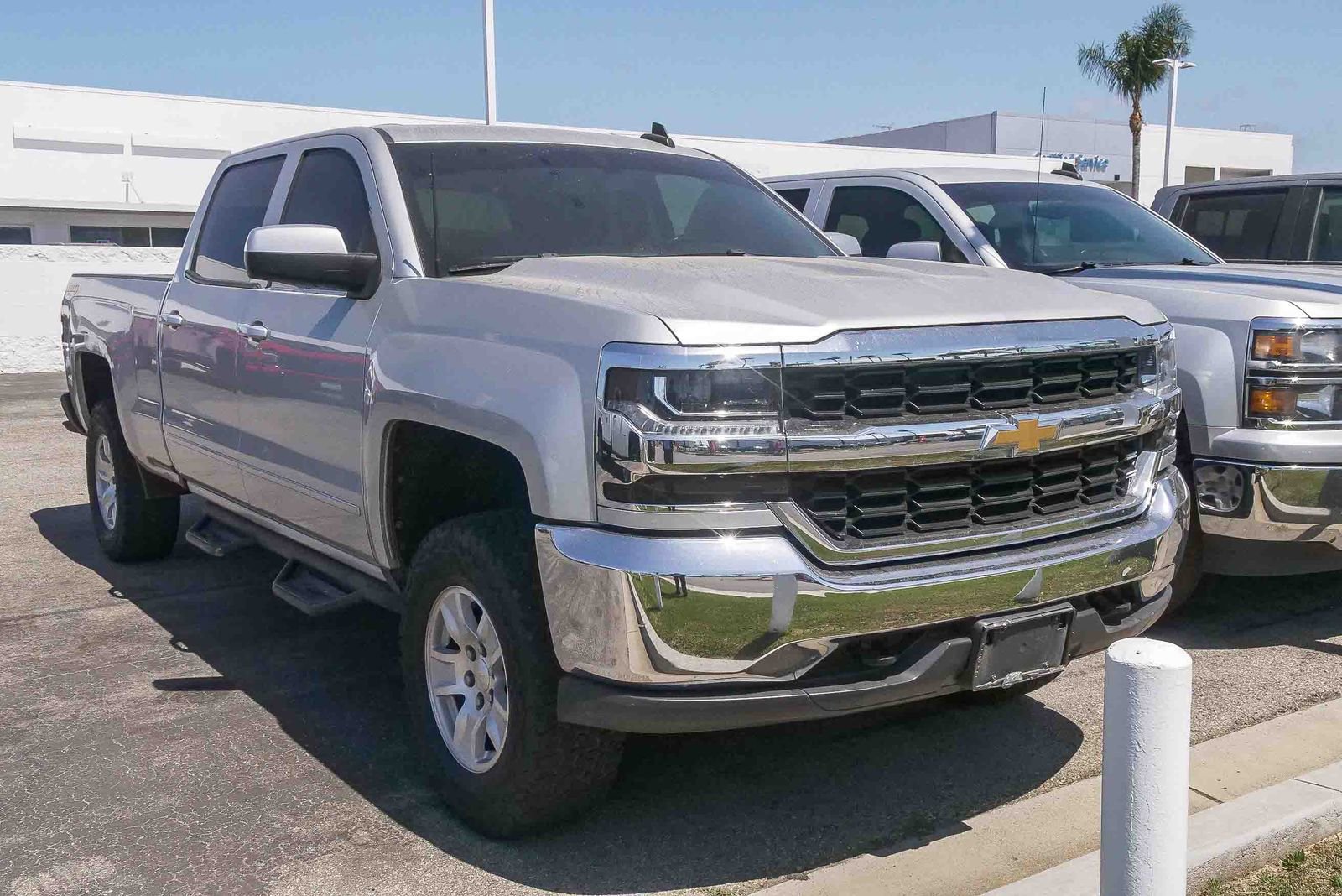 Used 2018 Chevrolet Silverado 1500 LT w/ Trailering Package AWD/4WD image 3